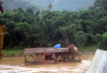 Tàu khai thác vàng vẫn ngang nhiên hoạt động trên sông Lam đoạn khu vực thị trấn Hòa Bình...