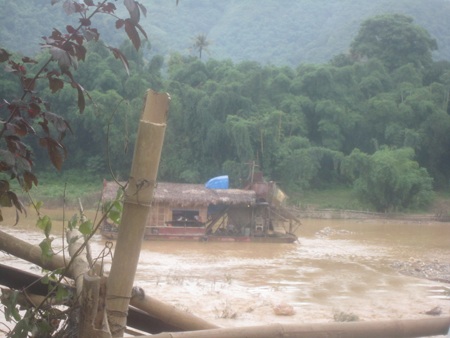 Tàu khai thác vàng một phần nguyên nhân làm thay đổi dòng chảy sông Lam.