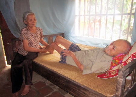 Bố anh Nghiêm bị tai biến mạch máu não đã 6 năm nay, thêm căn bệnh hen suyễn ông ngày càng yếu dần