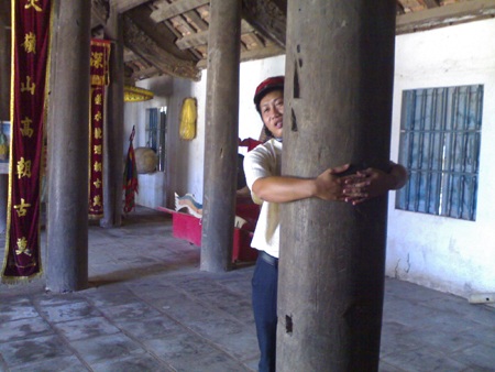 Cán bộ văn hóa xã ôm những cột đình mà xót xa.