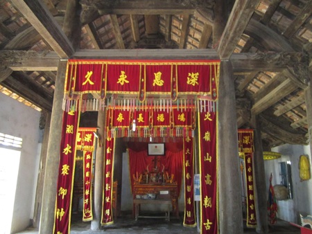 Đền thờ chính điện vắng khói hương.