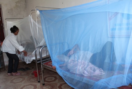 Bệnh nhân sốt xuất huyết đang được điều trị tại trạm y tế xã Quỳnh Liên