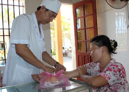 Bác sỹ khám và lấy thuốc cho người dân. 