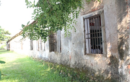 8 phòng học xập xệ như nhà hoang.