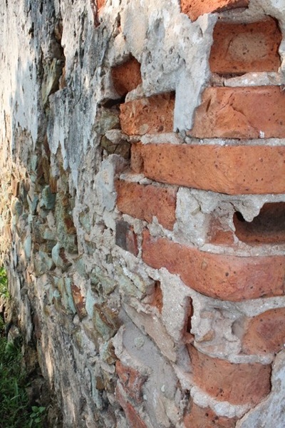  Lớp tường đã bong tróc hết theo thời gian.