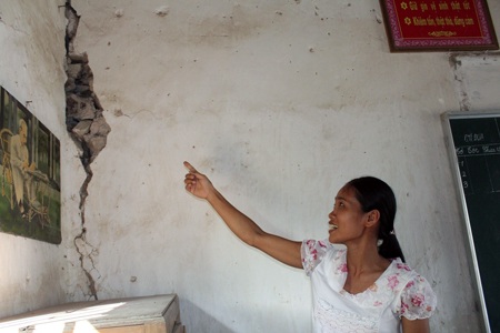 Cô Hoàng Thị Sen giáo viên nhà trường chỉ cho chúng tôi thấy vết nứt dài ngay chỗ mình làm việc.