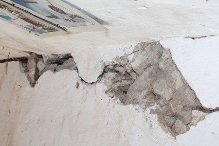 Nhiều vị trí trên tường đã nứt toác ra và có nguy cơ sập bất cứ lúc nào.