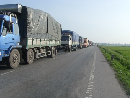 Ô tô xếp hàng dài gần 15km trên QL1A.