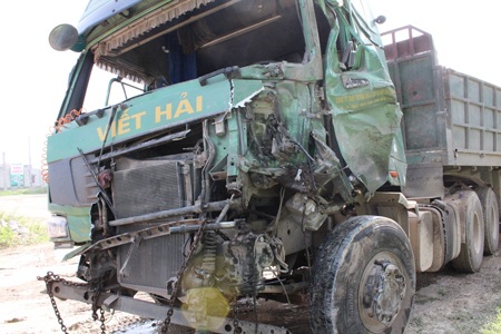 Hai chiếc xe hư hỏng nặng phần đầu sau cú tông mạnh