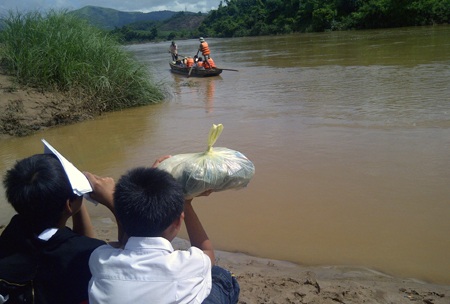 Các em ở đây mong ước có một chiếc cầu bê tông để khỏi chậm học, tránh những rủi ro có thể xảy ra.