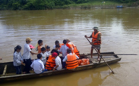 Không phải học sinh nào cũng chịu mặc áo phao