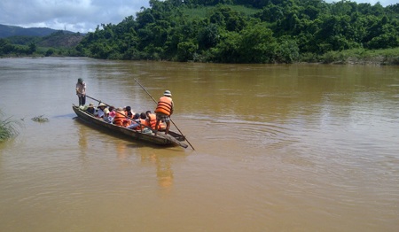 Mỏng manh đò nhỏ qua sông Hiếu giữa mùa nước lũ