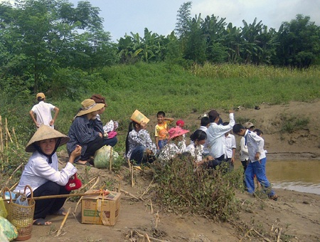 Cảnh phụ huynh, học sinh phải chờ đò.