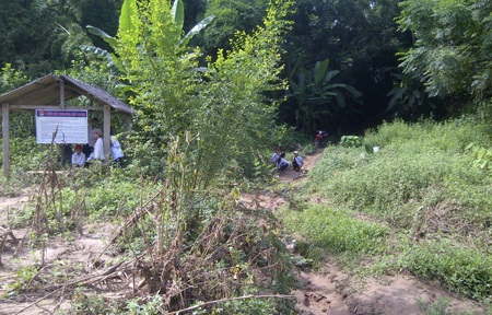 Đường ra khu vực chờ đò cũng ngổn ngang...