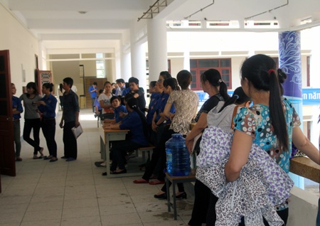 Chùm ảnh: Tân SV bỡ ngỡ ngày nhập học  - 3 Phụ huynh đứng đợi con ở ngoài hành lang...