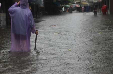 Nước ngập băng chợ Quang Trung.