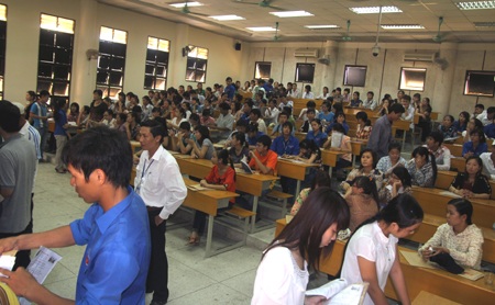 Bên cạnh đó, các em được tư vấn và đăng ký ký túc xá.