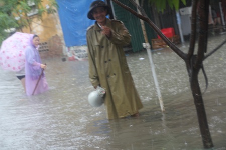 Thành phố Vinh bị nước phong toả nhiều nơi - 14 Và buộc một bảo vệ chợ Quang Trung phải đứng chỉ dẫn phía đầu đường cảnh báo người dân.