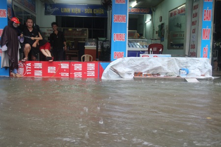 Thành phố Vinh bị nước phong toả nhiều nơi - 12 Nhiều hộ dân trên đường Nguyễn Thị Minh Khai đã phải dùng tấm bìa, nilong.. chắn nước ngập vào nhà.