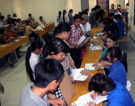 Quang cảnh làm thủ tục nhập học...