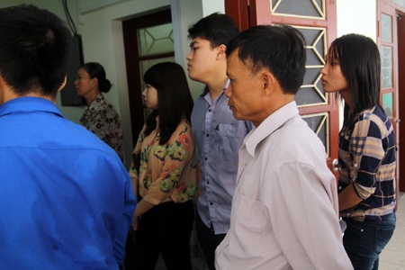 ... nhiều phụ huynh thì lấp ló bên cửa để xem con làm thủ tục...