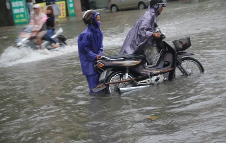 Xe chết máy trên đường Minh Khai.