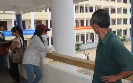 Ông Nguyễn Thế Khang đến từ Nghi Xuân, Hà Tĩnh đứng chờ con ngoài phòng làm thủ tục chia sẻ: 