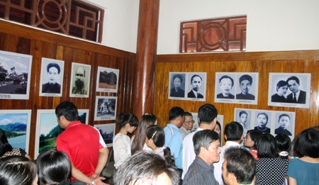 Triển lãm ảnh và hiện vật 