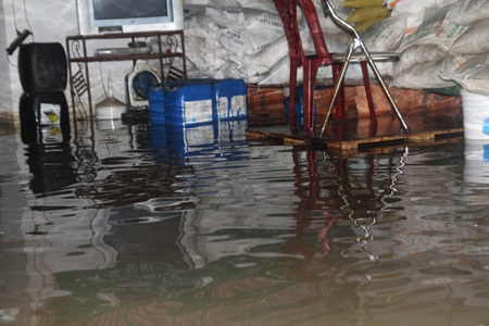 Nhiều hộ dân ở phường Lê Lợi đã phải khiêng đồ lên cao bởi nước ngập vào nhà.