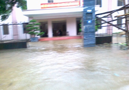 Trước cổng Trung tâm chỉnh hình Vinh nước cũng ngập sâu.