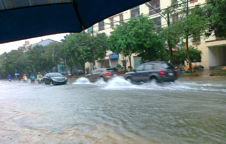Trong khi đó, đường Nguyễn Thái Học bấy lâu chưa ngập nước thì nay cũng chung cảnh tương tự.