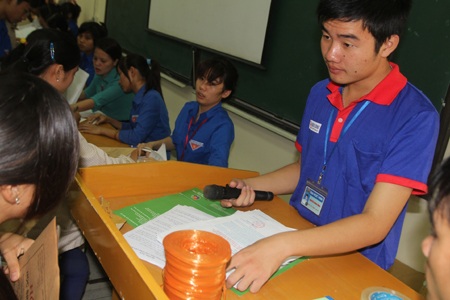 Sinh viên tình nguyện đọc tên các tân sinh viên làm thủ tục ban đầu.