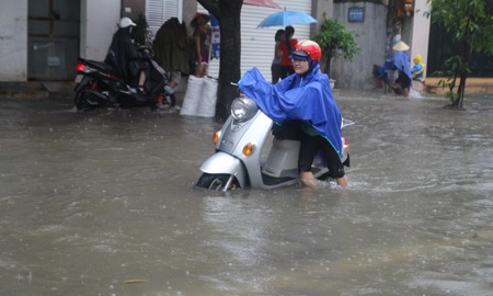 Một phụ nữ dắt xe máy chết ngập sâu hơn 50cm trên đường Hồng Bàng.