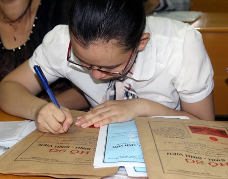 Chùm ảnh: Tân SV bỡ ngỡ ngày nhập học  - 14 Tân sinh viên điền tên, làm các thủ tục vào hồ sơ.