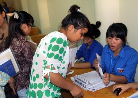 Tân sinh viên làm thủ tục ...