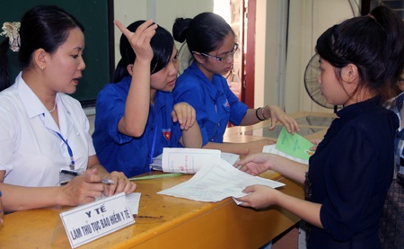 Chùm ảnh: Tân SV bỡ ngỡ ngày nhập học  - 15 Tân sinh viên làm bảo hiểm y tế.