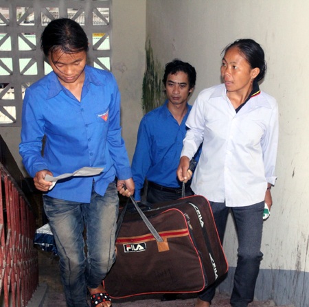 Em Tâm cùng mẹ lên nhận phòng ký túc xá.