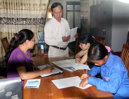 Em Vi Thị Tâm được cán bộ của Khu ký túc xá đưa đến đăng ký tạm trú.