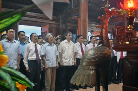 Lãnh đạo Đảng, Nhà nước thắp hương tưởng nhớ cố Tổng Bí thư Lê Hồng Phong.