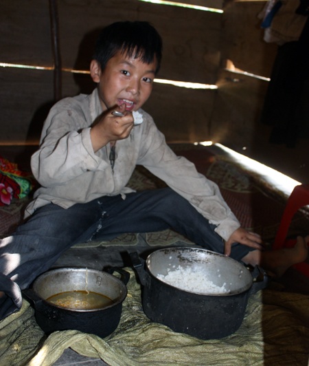 Em Và Bá Lồng ăn cơm với một gói mì tôm pha loãng làm thức ăn.