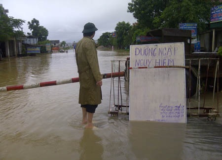 Quốc lộ 7A đoạn qua xã Công Thành bị ngập sâu dưới nước rất nguy hiểm.