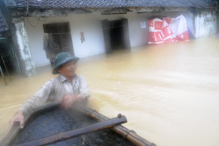Chèo thuyền về nhà lấy tài sản.