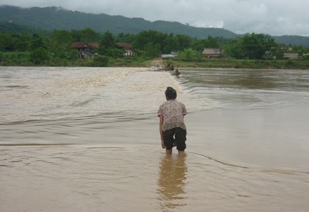 Cầu tràn sông Hiếu xã Châu Thắng - Qùy Châu ngập nặng.