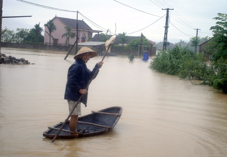 Muốn ra vào làng, xã chỉ còn cách duy nhất là dùng thuyền như thế này để chèo.