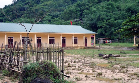 Sau khi nước rút, trường Tiểu học Yên Tĩnh còn lại bùn nhơ...