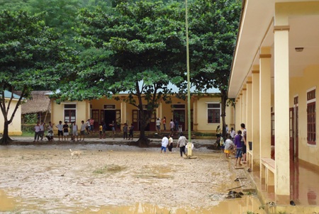 Học sinh phải nghỉ học dọn dẹp hậu quả thiên tai