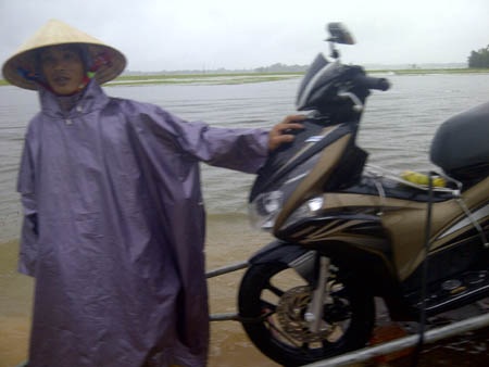 Người dân phải di tán tài sản trên chiếc xe kéo từ trong làng ra.