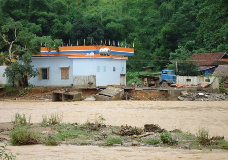 Những tàn dư của cơn lũ năm 2011 vẫn còn đó, nay thêm mưa lũ lên gây sạt lở tới tận nhà dân.