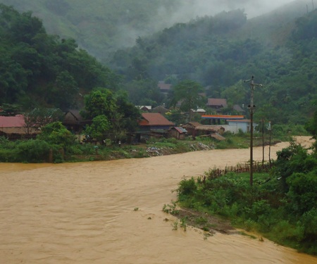 Nước ở dòng Chà Hà, xã Yên Tĩnh đang lên cao rất nguy hiểm.