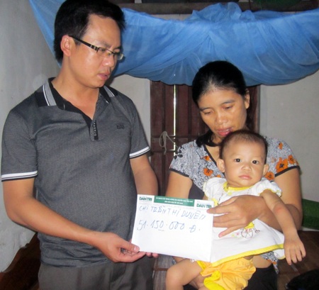 Hơn 50 triệu đồng đến với bé 9 tháng tuổi, 2 lần mổ tim - 1 PV Dân trí trao quà bạn đọc tới chị Trần Thị Duyên.